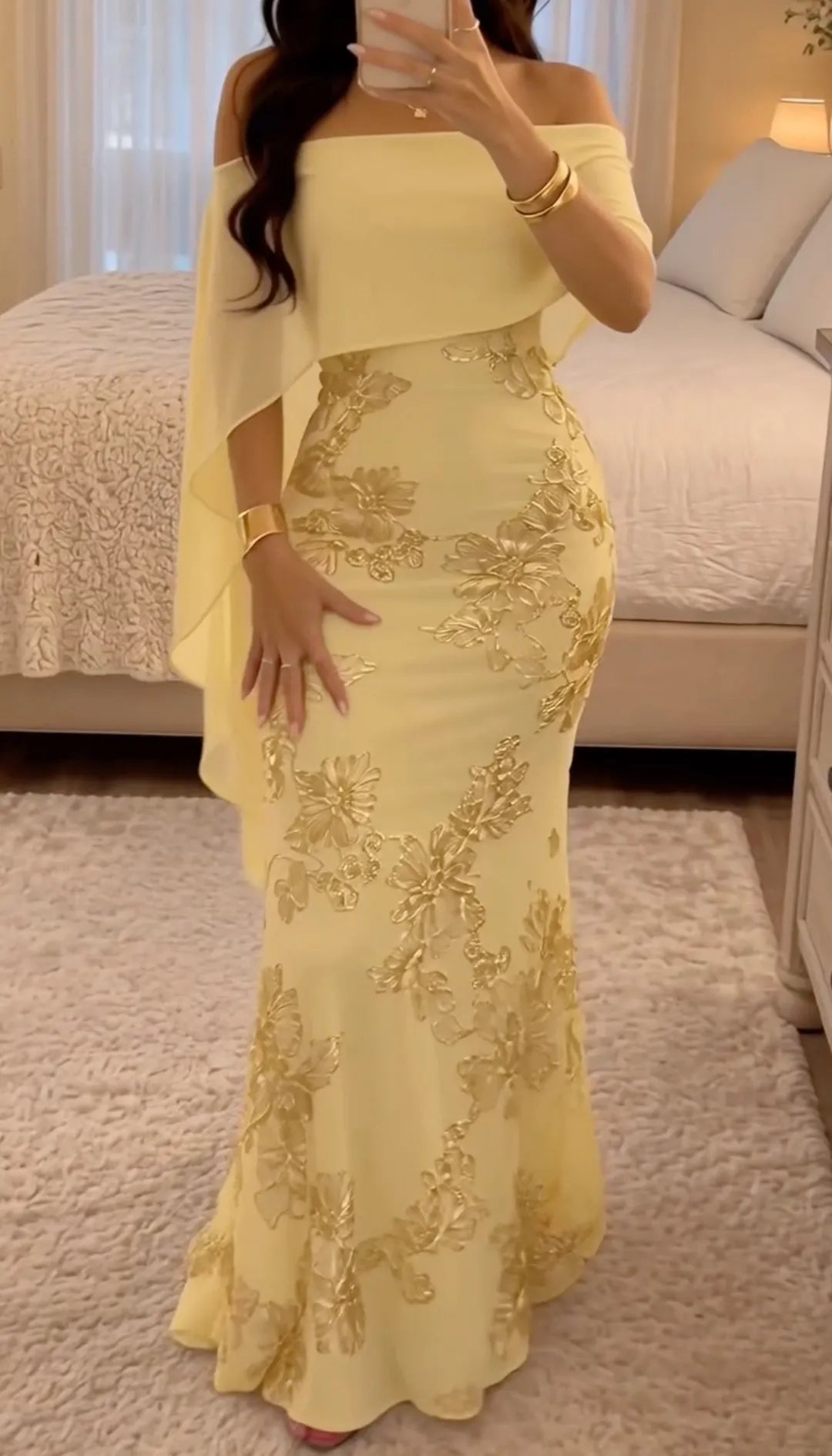 Vestido longo com capa bordada floral