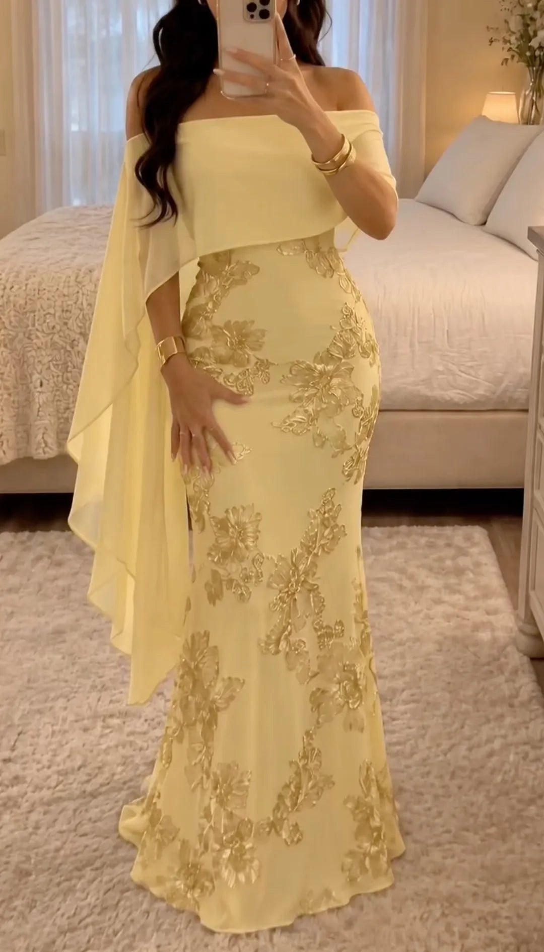 Vestido longo com capa bordada floral